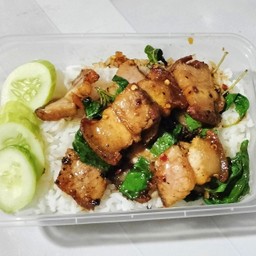 ข้าวราดกระเพราหมูกรอบ