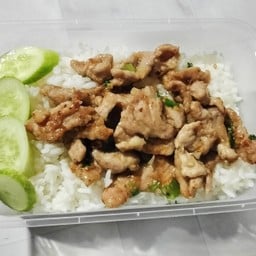 ข้าวราดหมูผัดซอสคั่วเกลือ