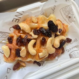 ครอฟเฟิลซอสคาราเมล+มะม่วง+ลูกเกด