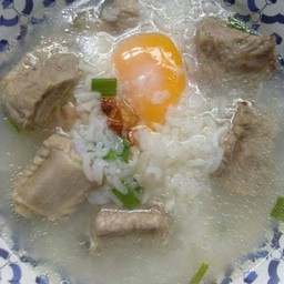 ข้าวต้มหมูไส่ไข่