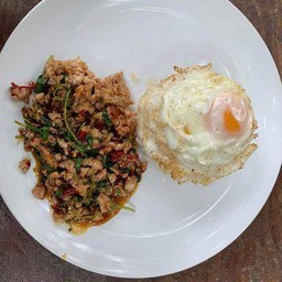 กระเพราหมูสับราดข้าว+ไข่ดาว