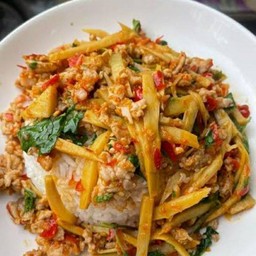 ข้าว ผัดกระเพราหน่อไม้ดอง