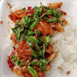 กะเพราไก่กรอบราดข้าว(ไม่มีไข่นะคะ)