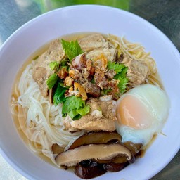ก๋วยเตี๋ยวเส้นเล็ก ซี่โครงหมูตุ๋นเห็ดหอม ใส่ไข่
