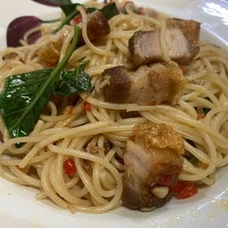 สปาเก็ตตี้ผัดกระเพราหมูกรอบ