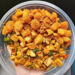 กะเพราหมูยออุบล โรยกากหมูกรอบฉ่ำ