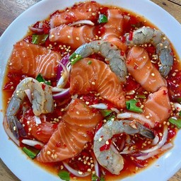 ยำแซลมอนกุ้งสด