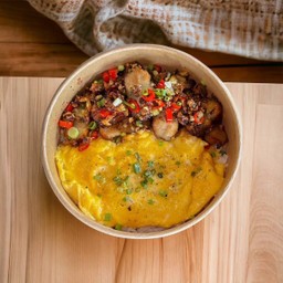 ข้าวไข่ข้นหมูสามชั้นคั่วพริกเกลือ