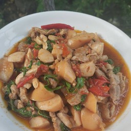 ผัดกระเพรารวมมิตร (เนื้อ เนื้อไก่ ไส้กรอกไก่รมควัน)