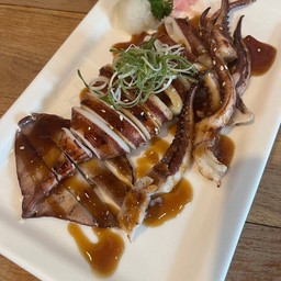 ปลาหมึกย่างซอสดำ