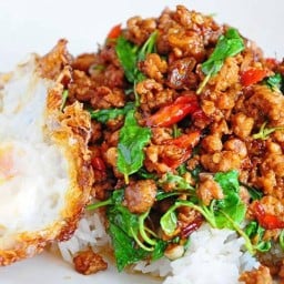 ครัวครบเครื่อง (อาหารตามสั่ง  ขนมจีน ทอดมัน น้ำดื่ม ลูกชิ้นทอด ) วังก์พง