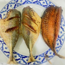 ปลาสีกุล ปลาโอ แดดเดียวทอด รวมกัน3 ตัว