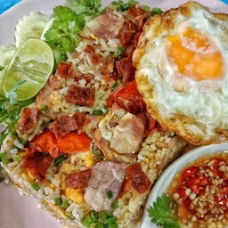 ข้าวผัดเบค่อนไข่ดาว