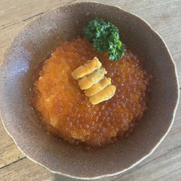 ข้าวหน้าไข่ปลาแซลมอน โรยหน้าไข่หอยเม่น