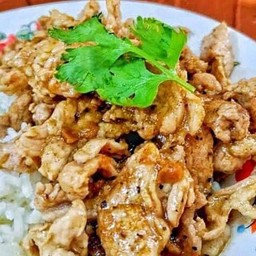 หมูทอดกระเทียมราดข้าว