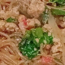 ราดข้าวกระเพาหมุเส้นเล็ก