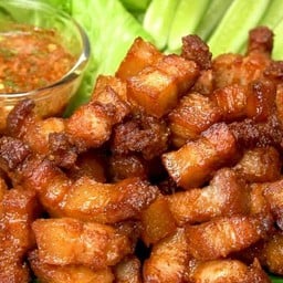 สามชั้นทอดน้ำปลา မူထော့ နန့်ပါး