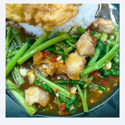 ผัดผักบุ้ง ราดข้าว