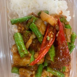 ข้าวผัดพริกแกงถั่ว