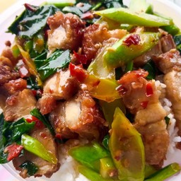 คะน้าหมูกรอบราดข้าว