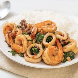 [อร่อยซ่ากับโค้ก] กระเพราทะเล(ราดข้าว) +  โค้ก ออริจินัล (กระป๋อง)