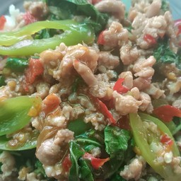 กระเพราหมูสับราดข้าว