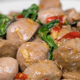 กะเพราลูกชิ้น  ราดข้าว   ( ลูกชิ้นเอ็น  แชมป์ )