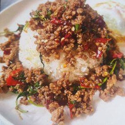 กะเพราเนื้อสับราดข้าว