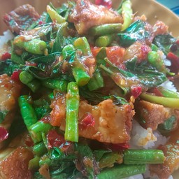 หมูกรอบผัดพริกแกงราดข้าว
