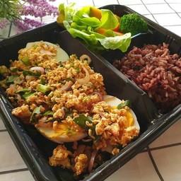 ลาบไก่ไข่ต้ม