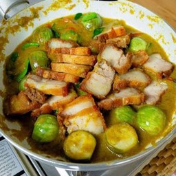 ข้าวหมูกรอบผัดเขียวหวานแห้ง