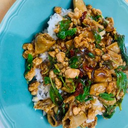 ข้าวกะเพราหมูสับปนไส้อ่อน