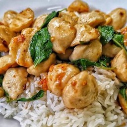 กะเพราลูกชิ้น  ราดข้าว  ( ลูกชิ้นหมู  แชมป์ )