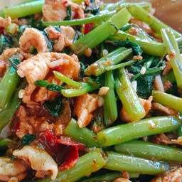 ผัดพริกแกงใส่ผักบุ้ง(กับข้าว)