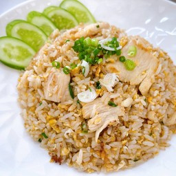 ข้าวผัดไก่หมักน้ำมันงา(ไก่นุ่มหอมน้ำมันงา)