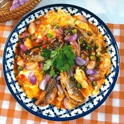 ข้าวไข่ขยี้ ปลากระป๋อง