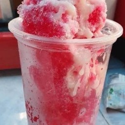 น้ำแข็งใสเกร็ดหิมะราดน้ำแดงเฮลบูบอย