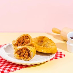 กะหรี่ปั๊บ ไส้หมูหยองน้ำพริกเผา (1 ชิ้น)