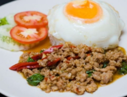 กะเพราหมูสับราดข้าว