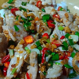 หมูชิ้นผัดพริกเกลือราดข้าว