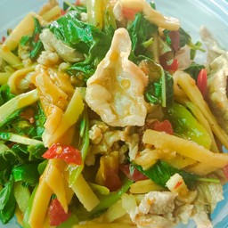 กระเพราหมูชิ้น+หน่อไม้ราดข้าว