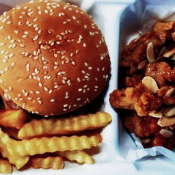 T5 หมู+เบคอน+ชีส เฟรนซ์ฟรายส์และไก่ป็อบ ทริปเปิ้ลเชต