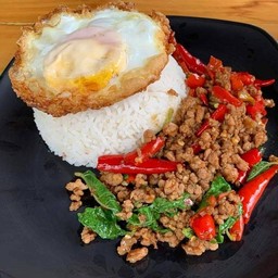 ผัดกะเพราราดข้าว