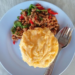 กะเพราหมูสับ+ไข่ขีน