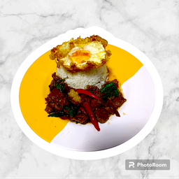 กระเพราเนื้อชิ้น + ไข่ดาว