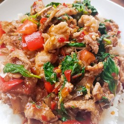 กระเพราเนื้อราดข้าว