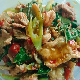 กระเพราหมูชิ้นราดข้าว