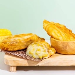 กะหรี่ปั๊บ ไส้ครีมข้าวโพดหวาน (1 ชิ้น)