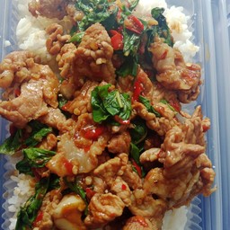 กระเพราหมูชิ้นราดข้าว