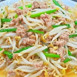 ผัดถั่วงอกใส่หมูสับ ราดข้าว